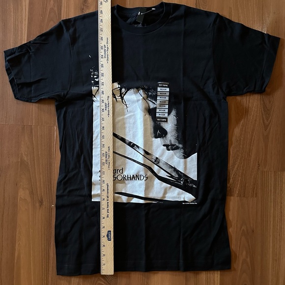 NWT Edward Scissorhands T-shirt size Medium Hot Topic 🆕 - Picture 3 of 6